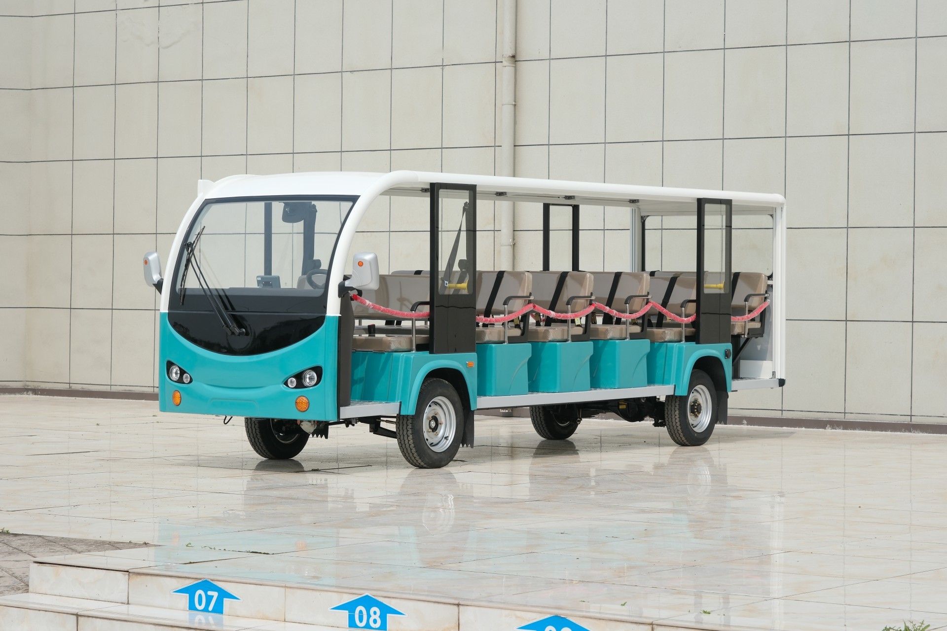 [17-seat T open top white above blue below]