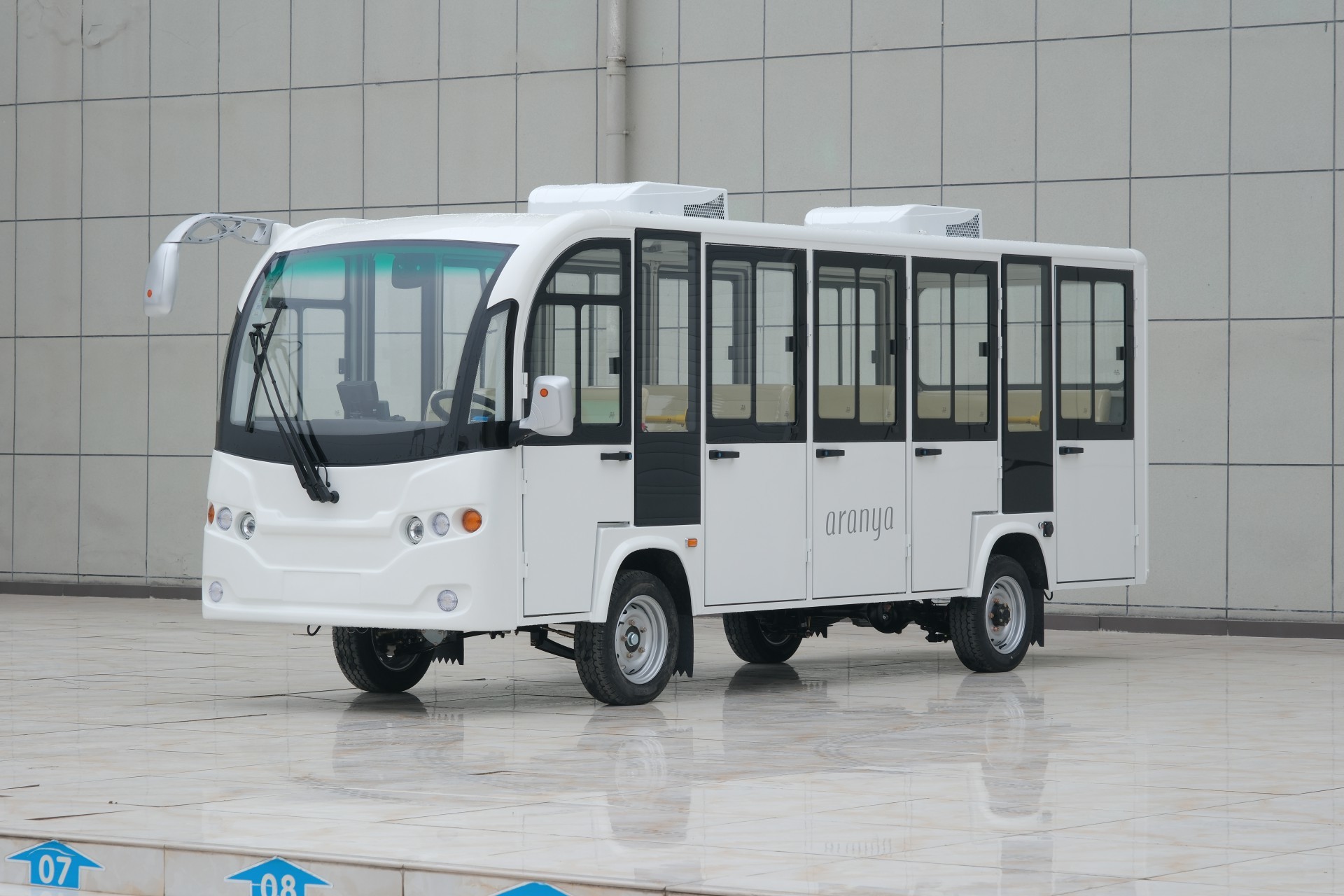 [14-seat Y enclosed white luxury seats with dual air conditioning]