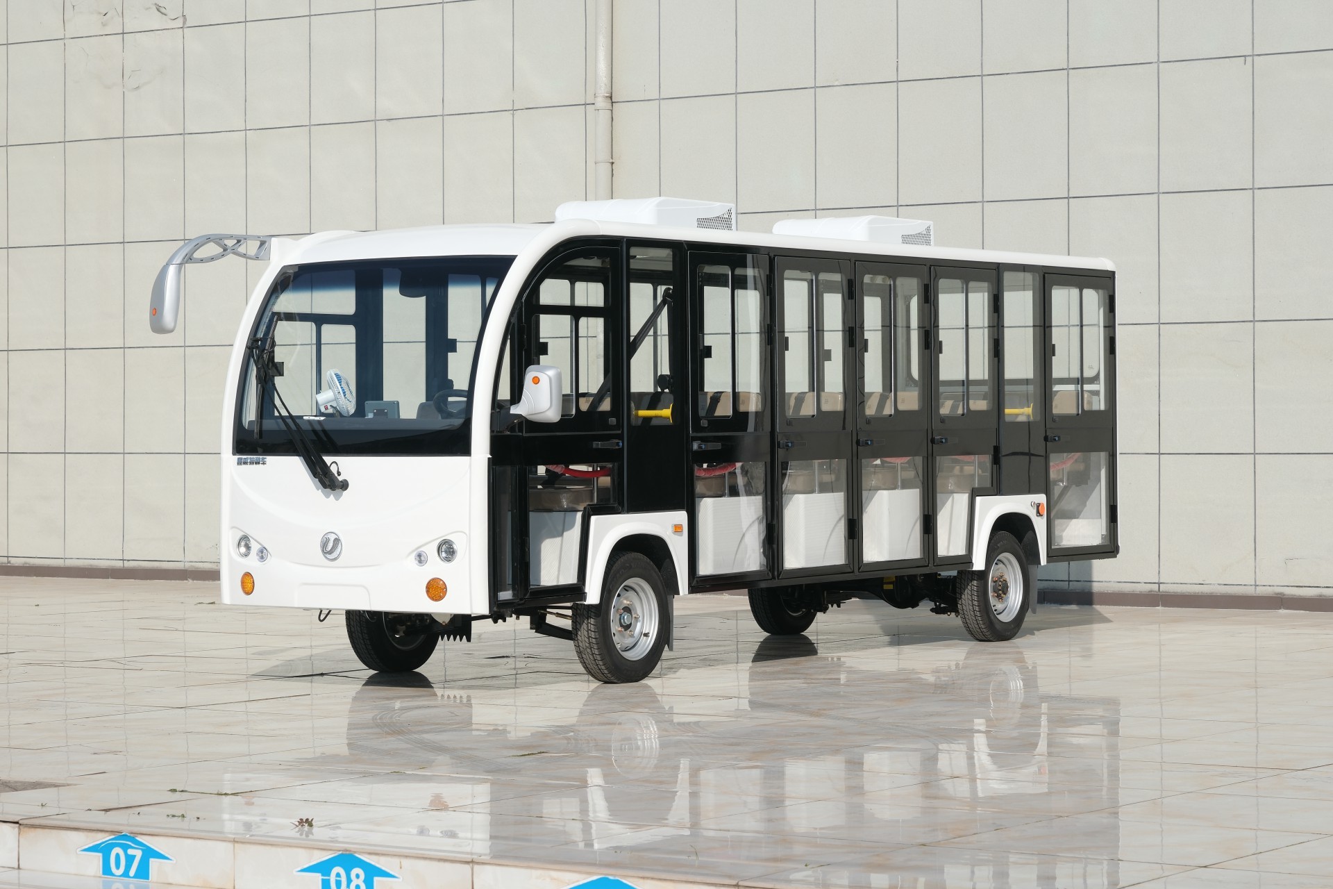 [17-seat T closed white transparent door with dual air conditioning]