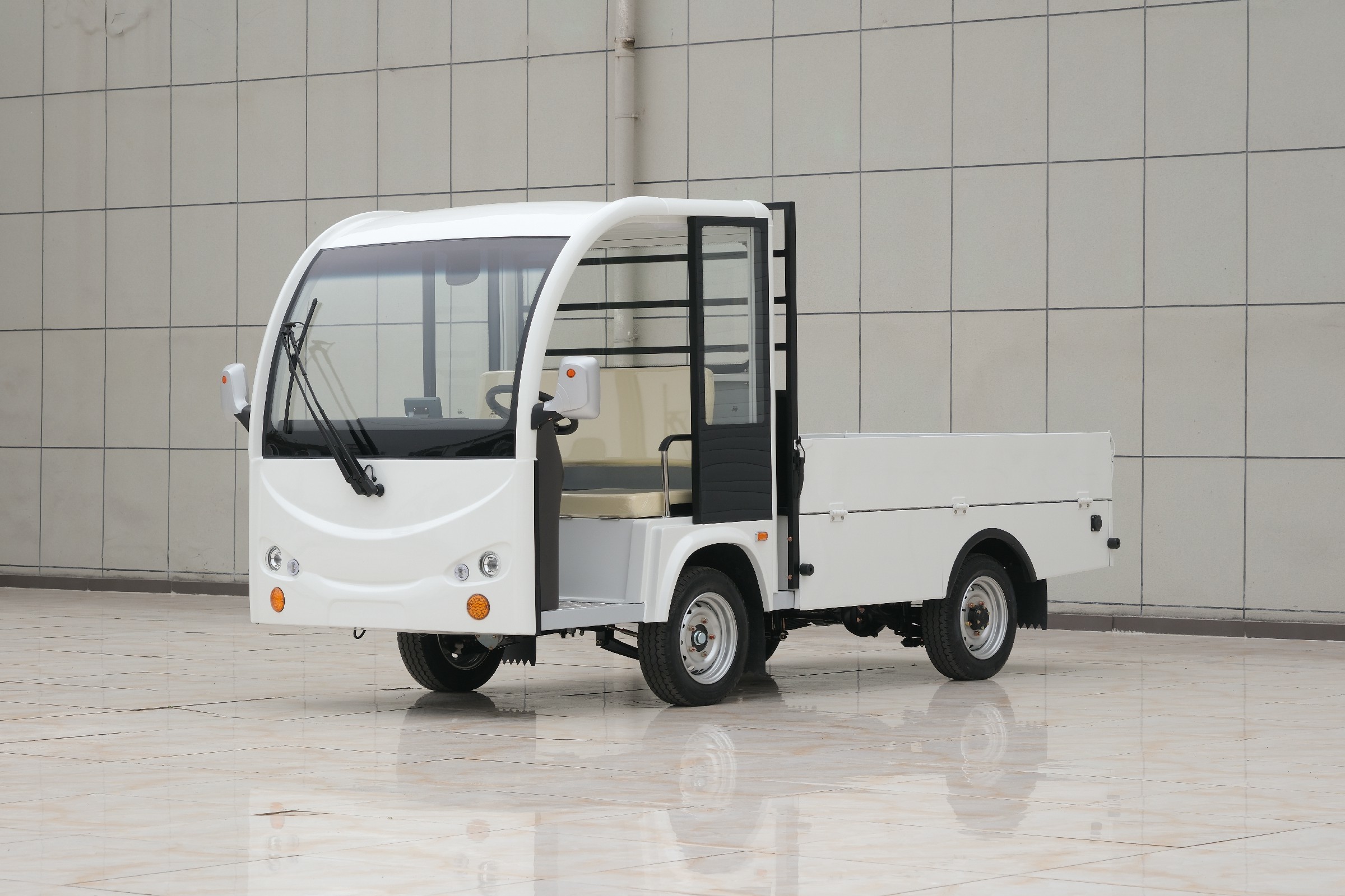 1T tipping truck with extra-high white sideboards