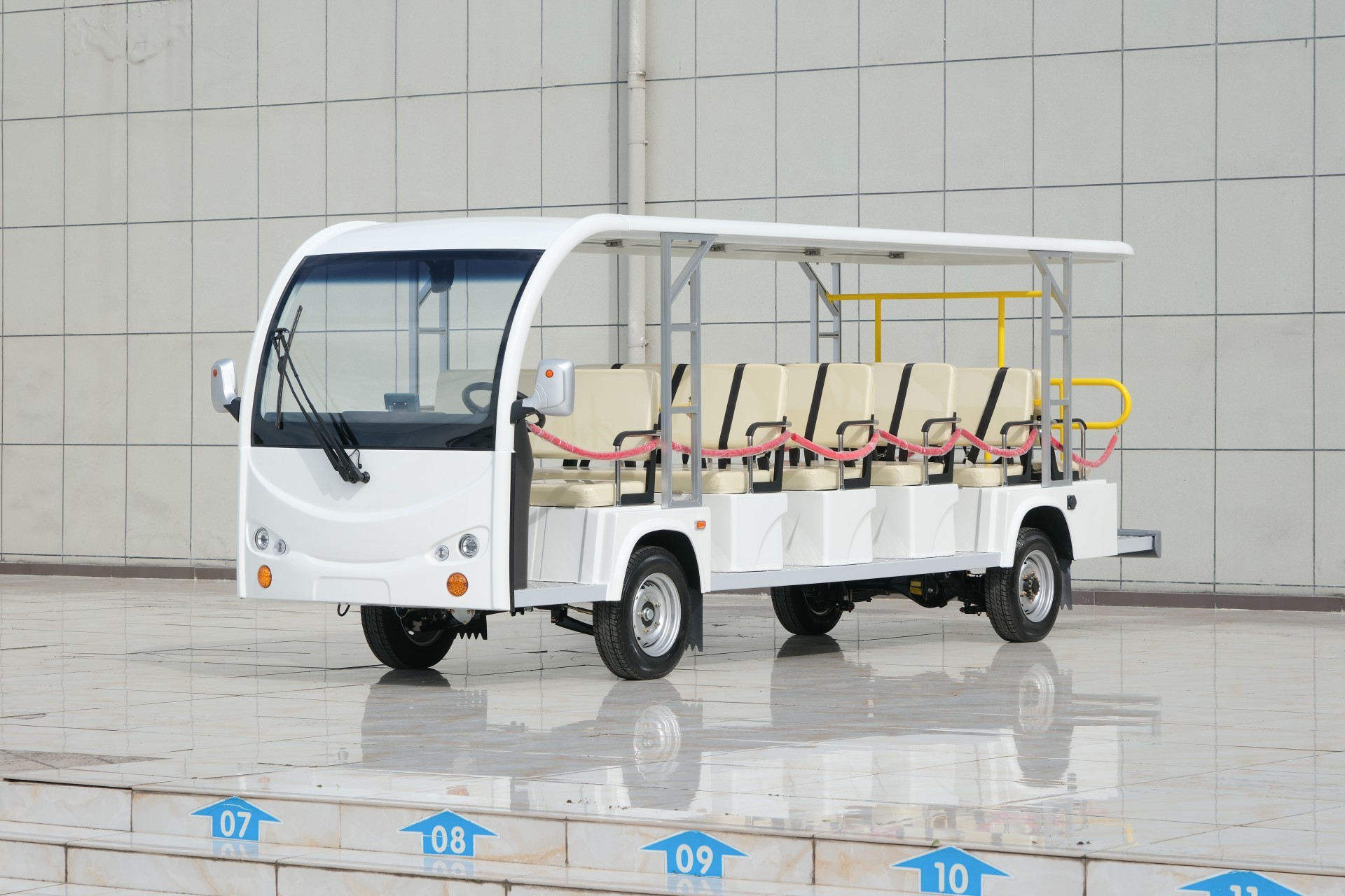 [17-seat T open white floating roof]