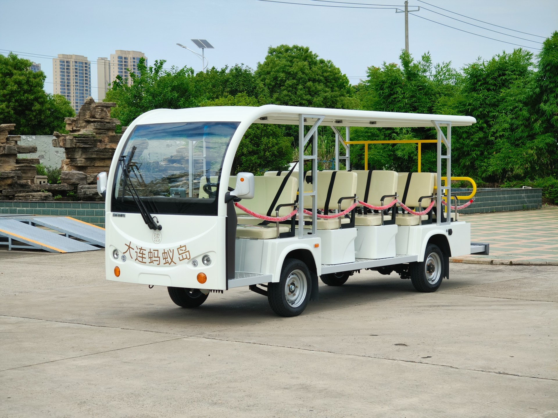 [14-seat T open white floating roof]