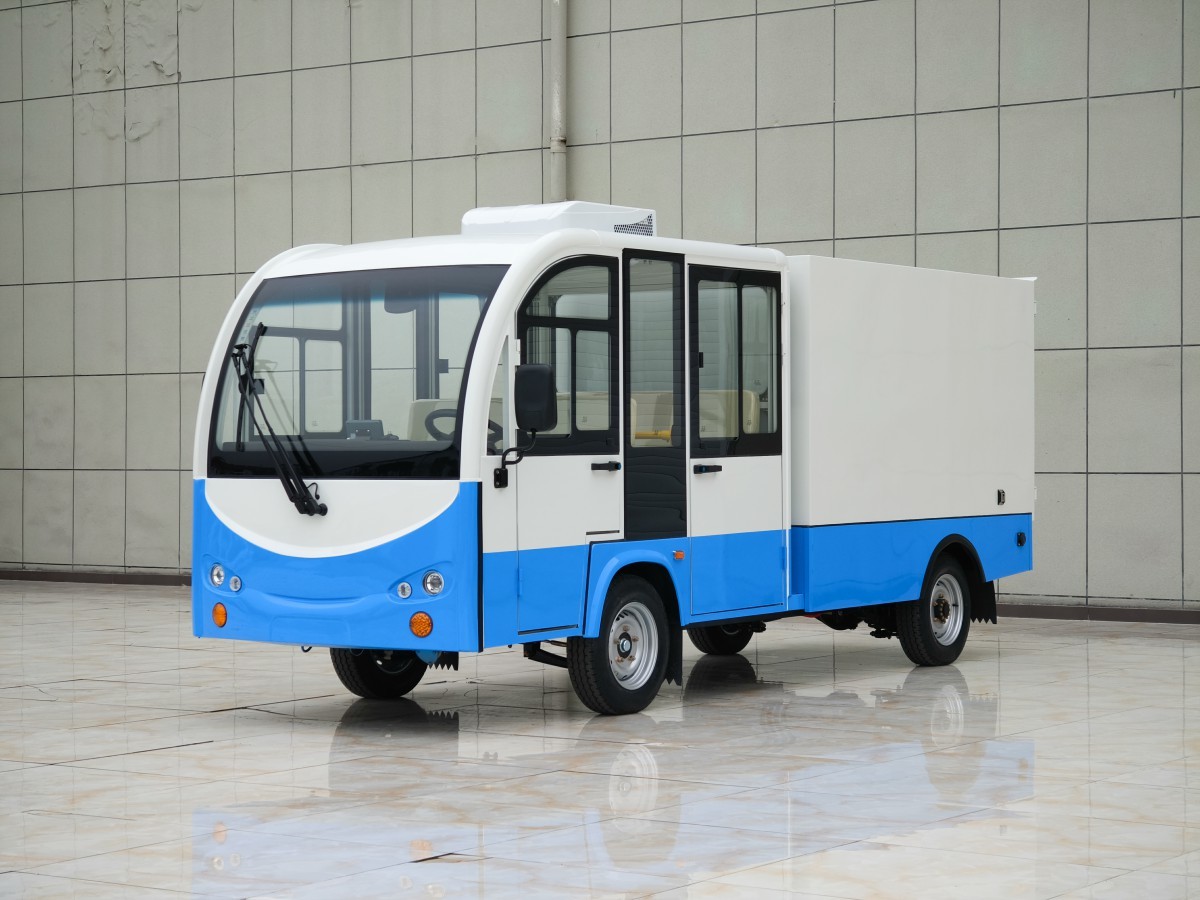 【1T cargo box T-enclosed, white top, blue bottom, steel, air conditioning, dual-cab】