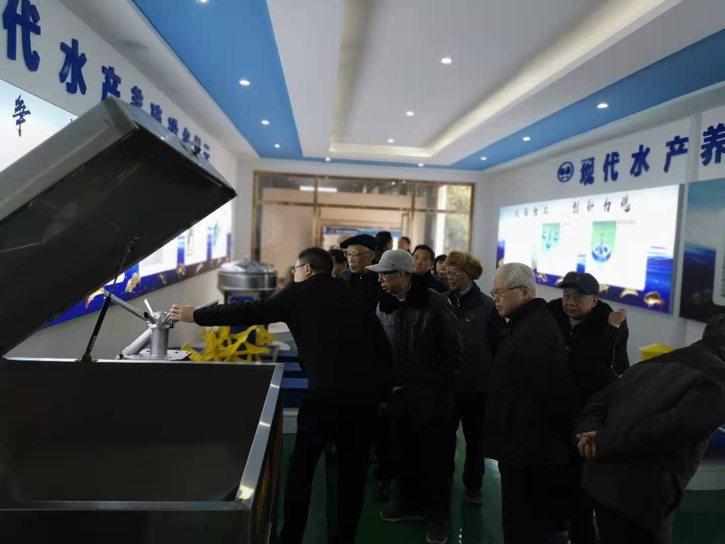 樂至縣老干部來五一機械公司走訪