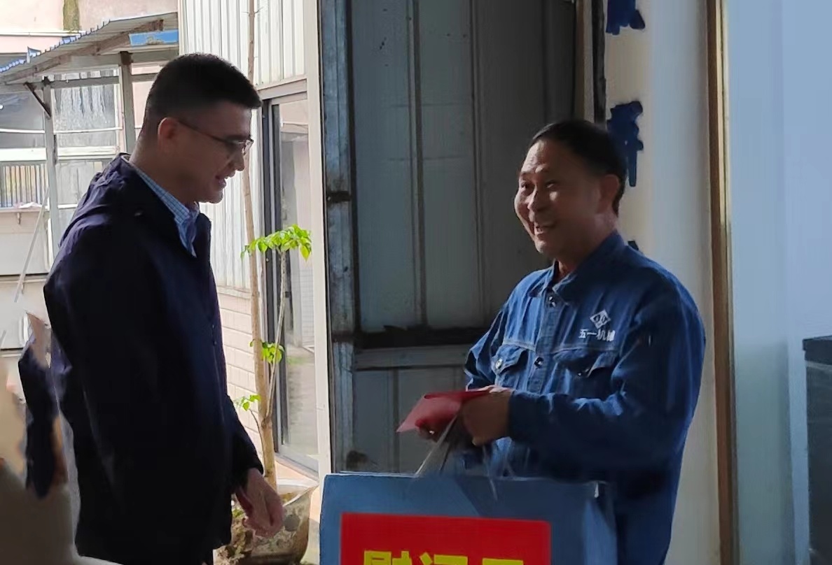 情暖五一 致敬勞模——樂至縣領(lǐng)導(dǎo)“五一”節(jié)前慰問五一公司勞模代表