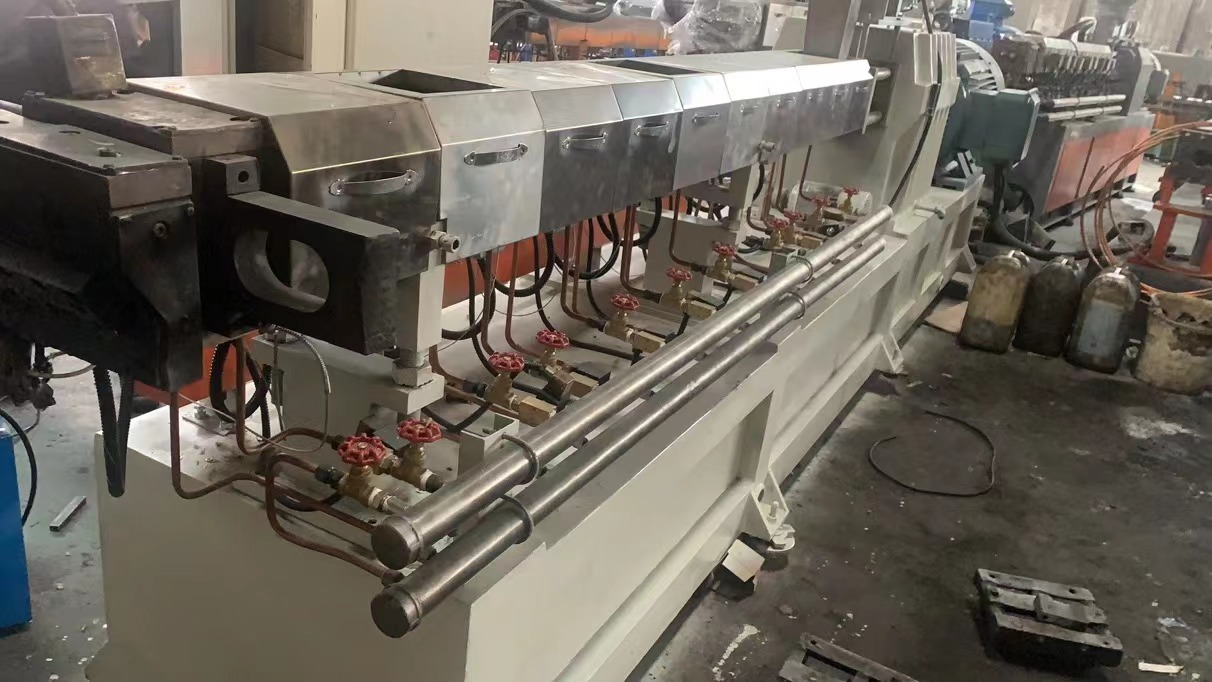 Second-hand parallel twin-screw granulator