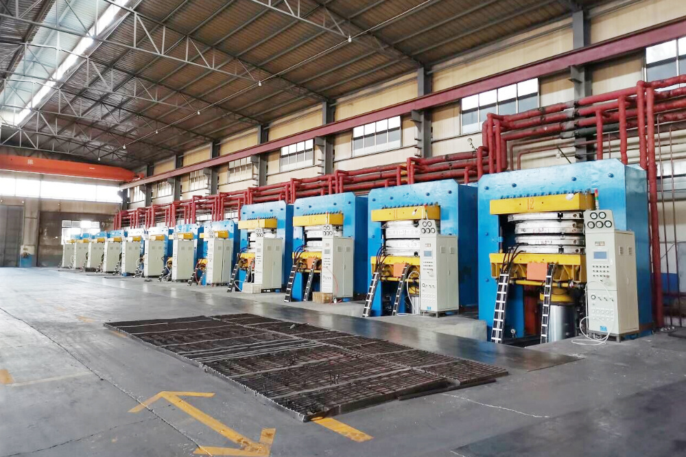 Automatic hydraulic large vulcanizing press