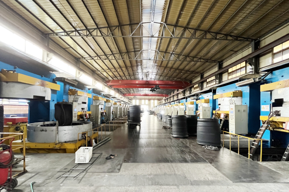 Automatic hydraulic large vulcanizing press