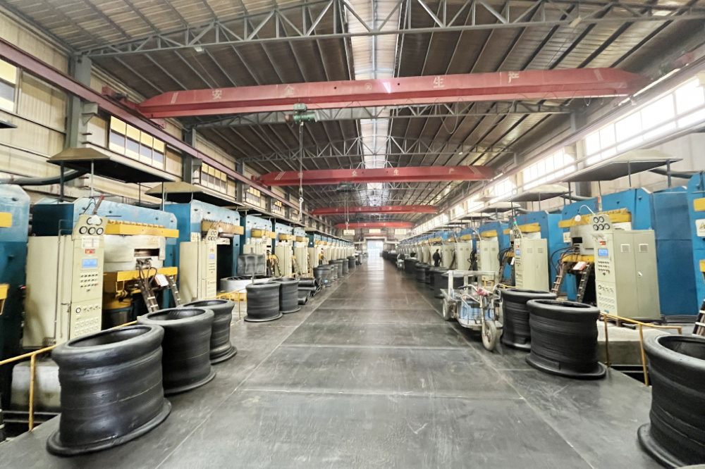 Automatic hydraulic large vulcanizing press