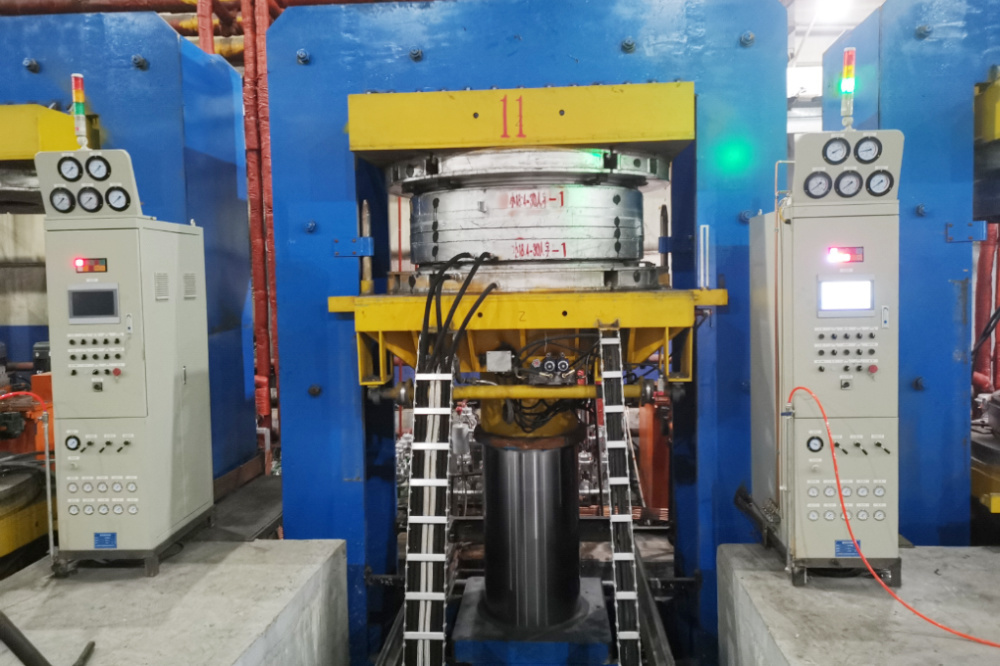Automatic hydraulic large vulcanizing press