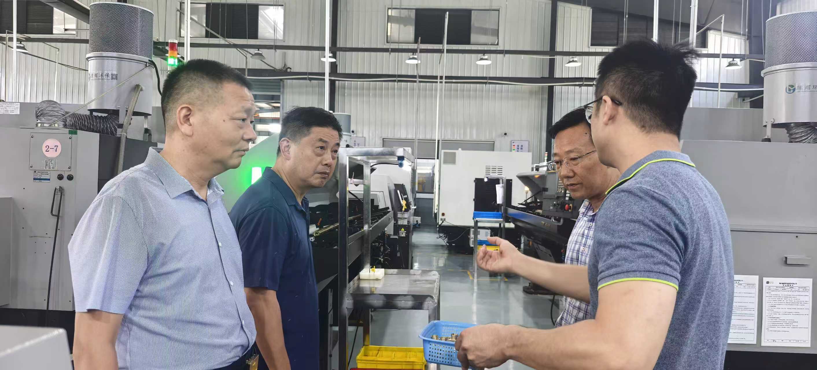 望江县政协党主席汪森率队在鑫冠科技开展招商考察活动