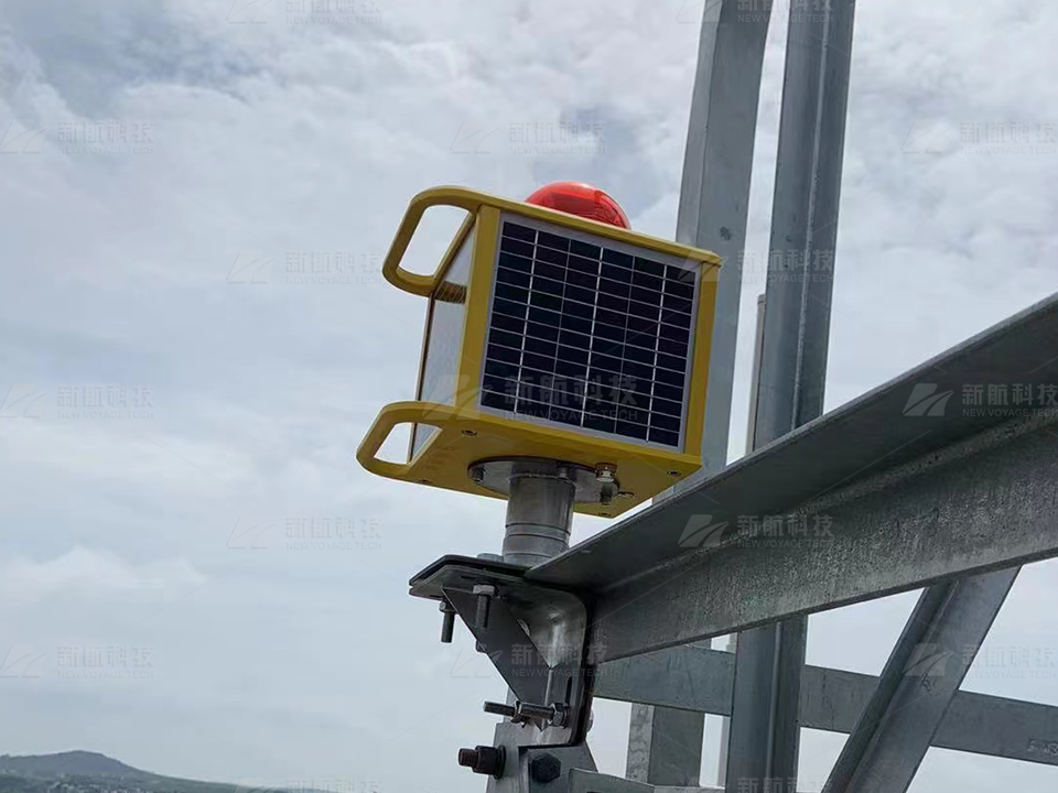 Solar Powered Low Intensity Obstruction Light Red Fixed 32cd