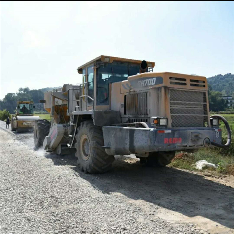 On-site crushing project of cement pavement on provincial road in Yichun, Jiangxi.