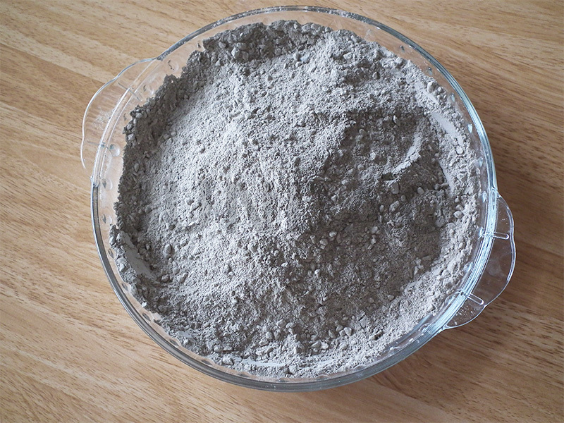 Self-flowing gunning mix for large surface