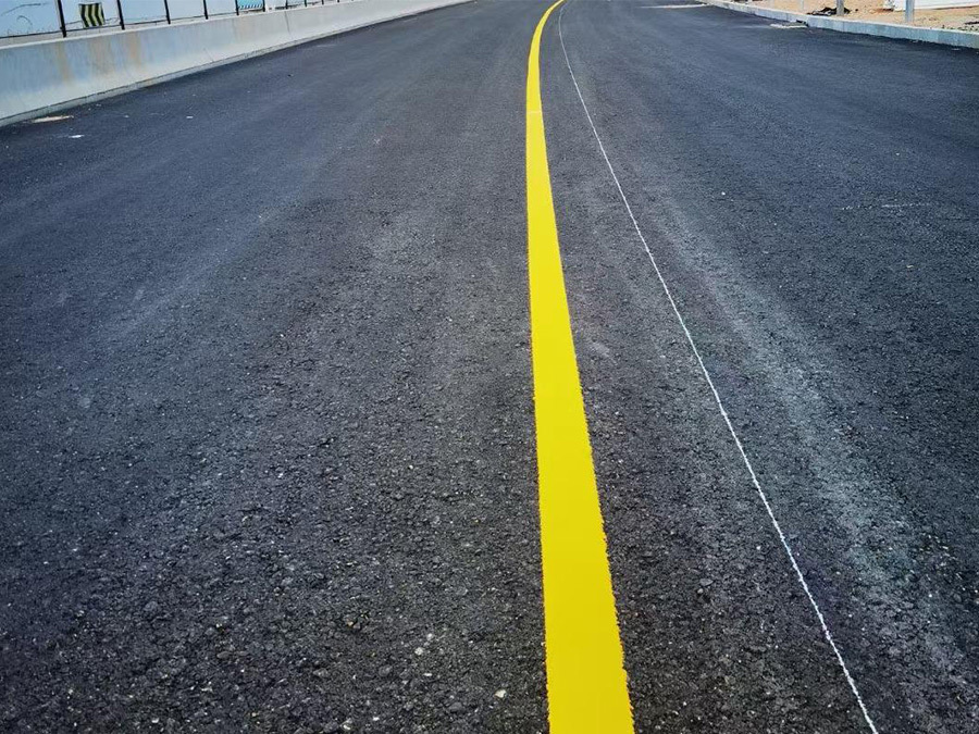 Yellow centerline hot melt marking line construction
