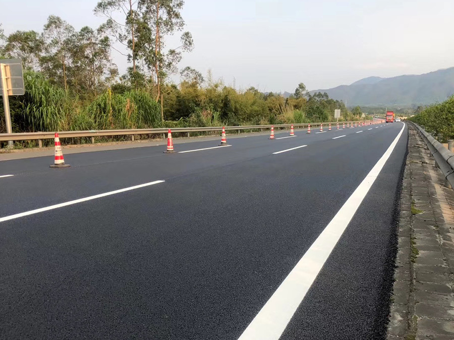 高速公路热熔划线施工现场