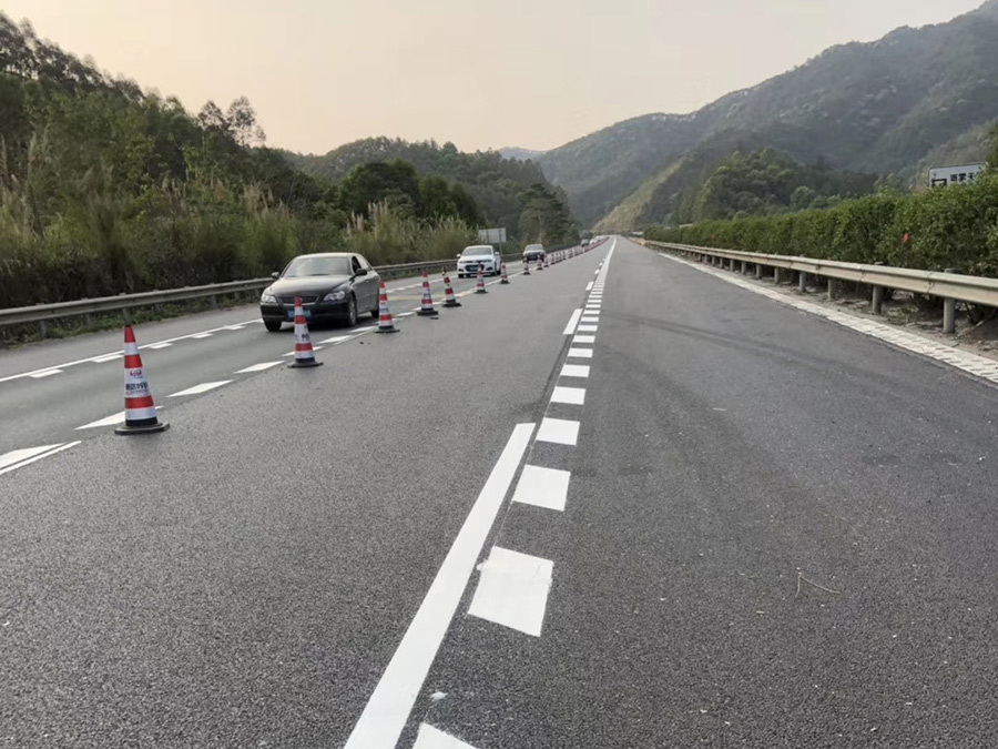 高速公路热熔标线施工现场