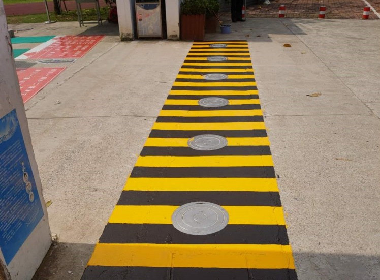 道路交通线路上的黑色和黄色标记是什么意思?
