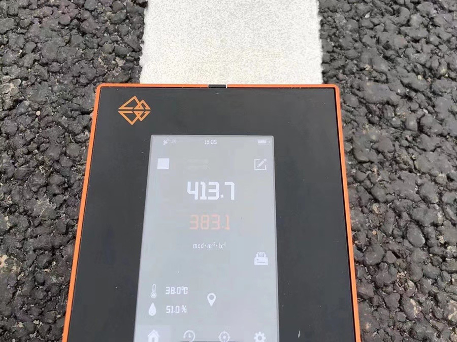 Measurement site for the retroreflective coefficient of white hot melt marking