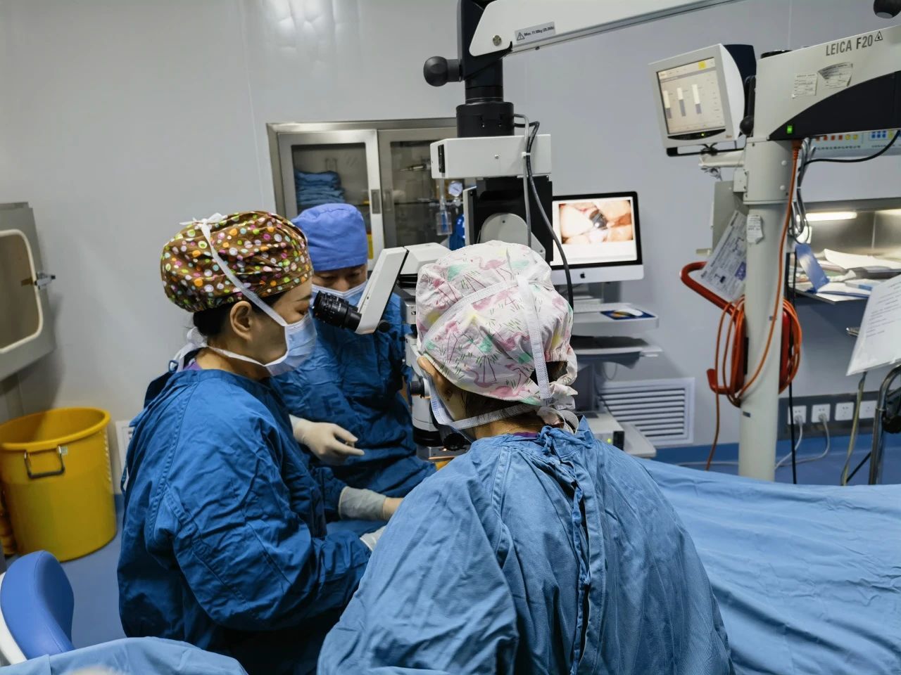Xianyang Aier Eye Hospital Successfully Performs FCB Surgery, Offering New Treatment for Retinal Detachment Patients