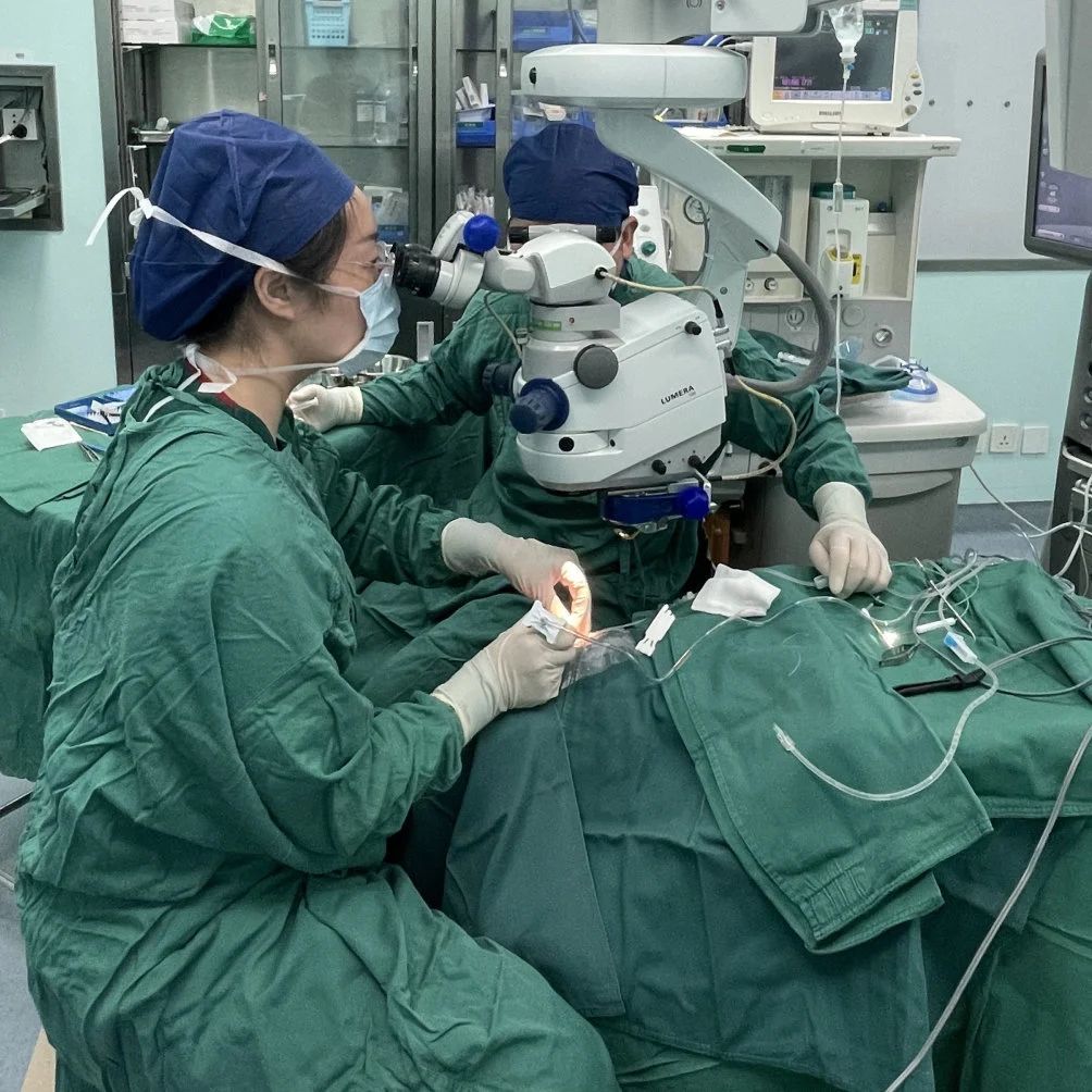 The People's Hospital of Hubei Province Successfully Performs the Surgery of the Third-generation Foldable Capsular Vitreous Body (FCVB)