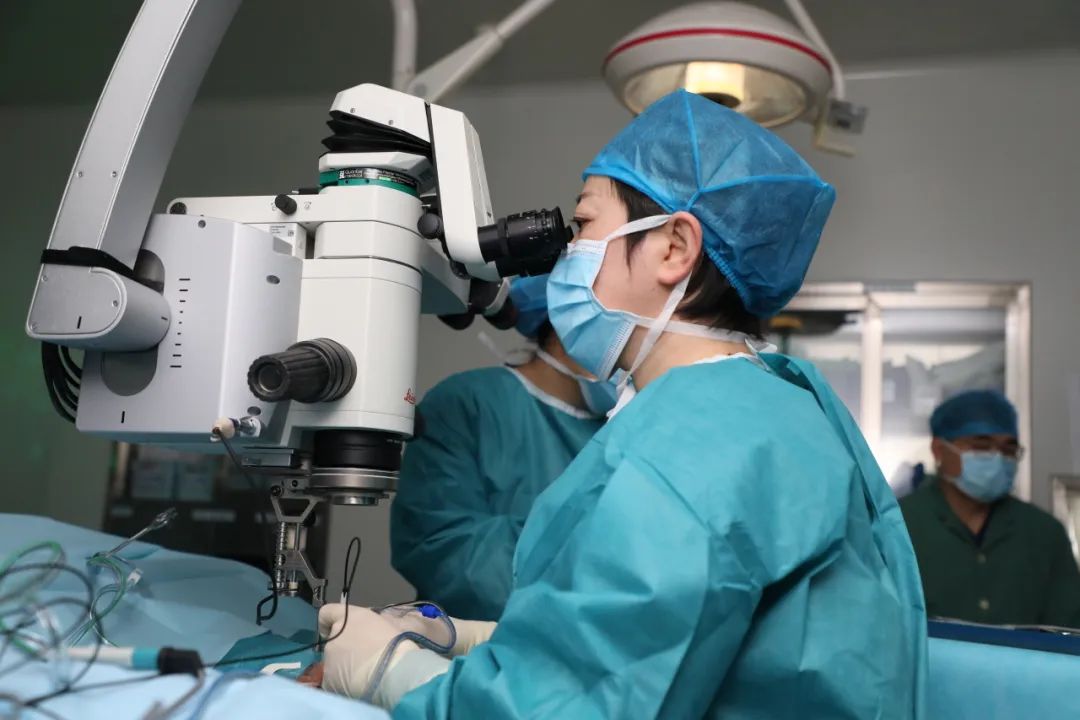 New Surgical Technique Debuts! Magical Buckle "Pushes Back" Detached Retina