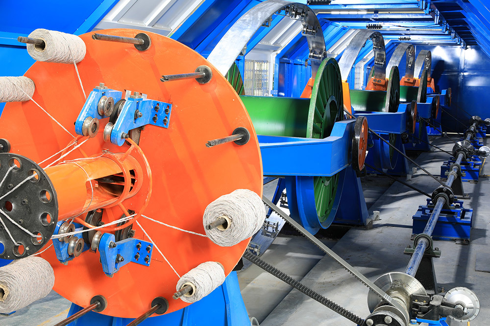 Bow type stranding machine