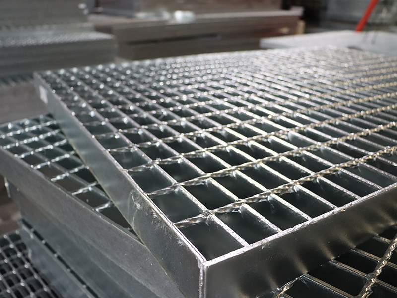 Galvanized steel grating