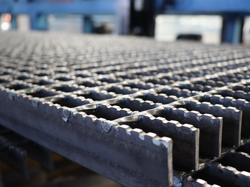 Toothed steel grating