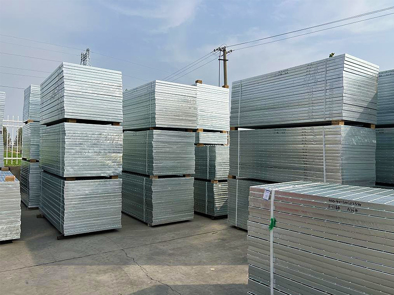 What types of steel gratings are there