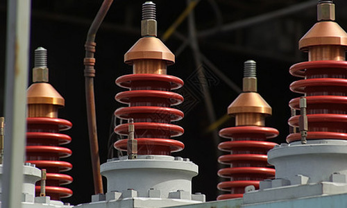 How to determine voltage based on insulators?