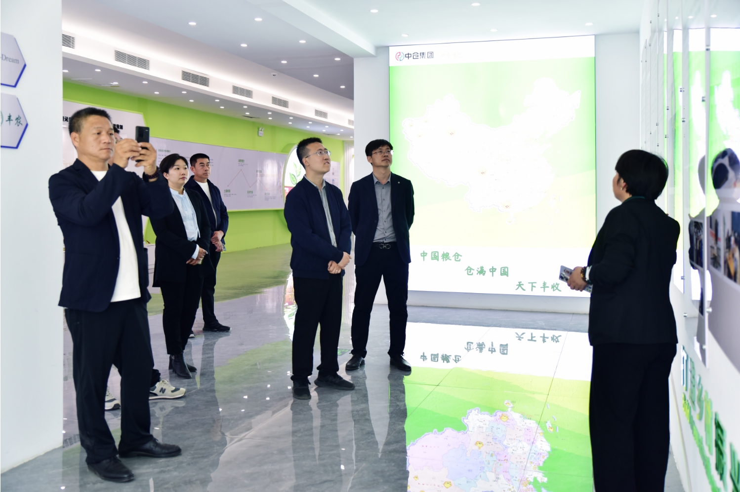 【中仓新闻】河南省新乡市延津县马庄乡乡长一行到访中仓集团