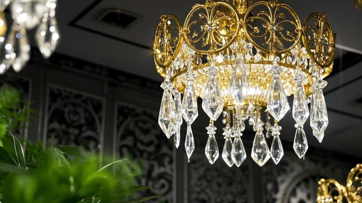 Luxury Returns: Crystal Chandeliers Lead the New Trend of Home Decoration