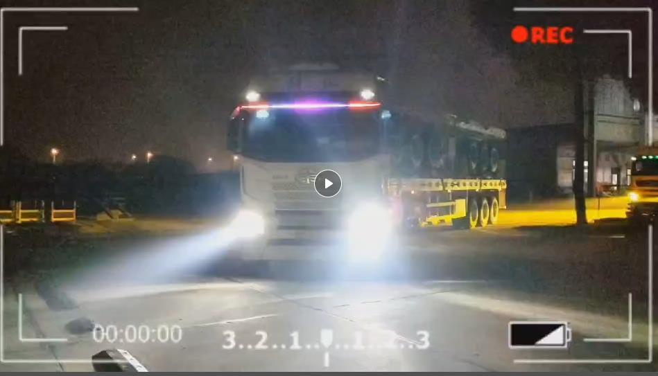 驻马店广大鸿远出口半挂车深夜发车