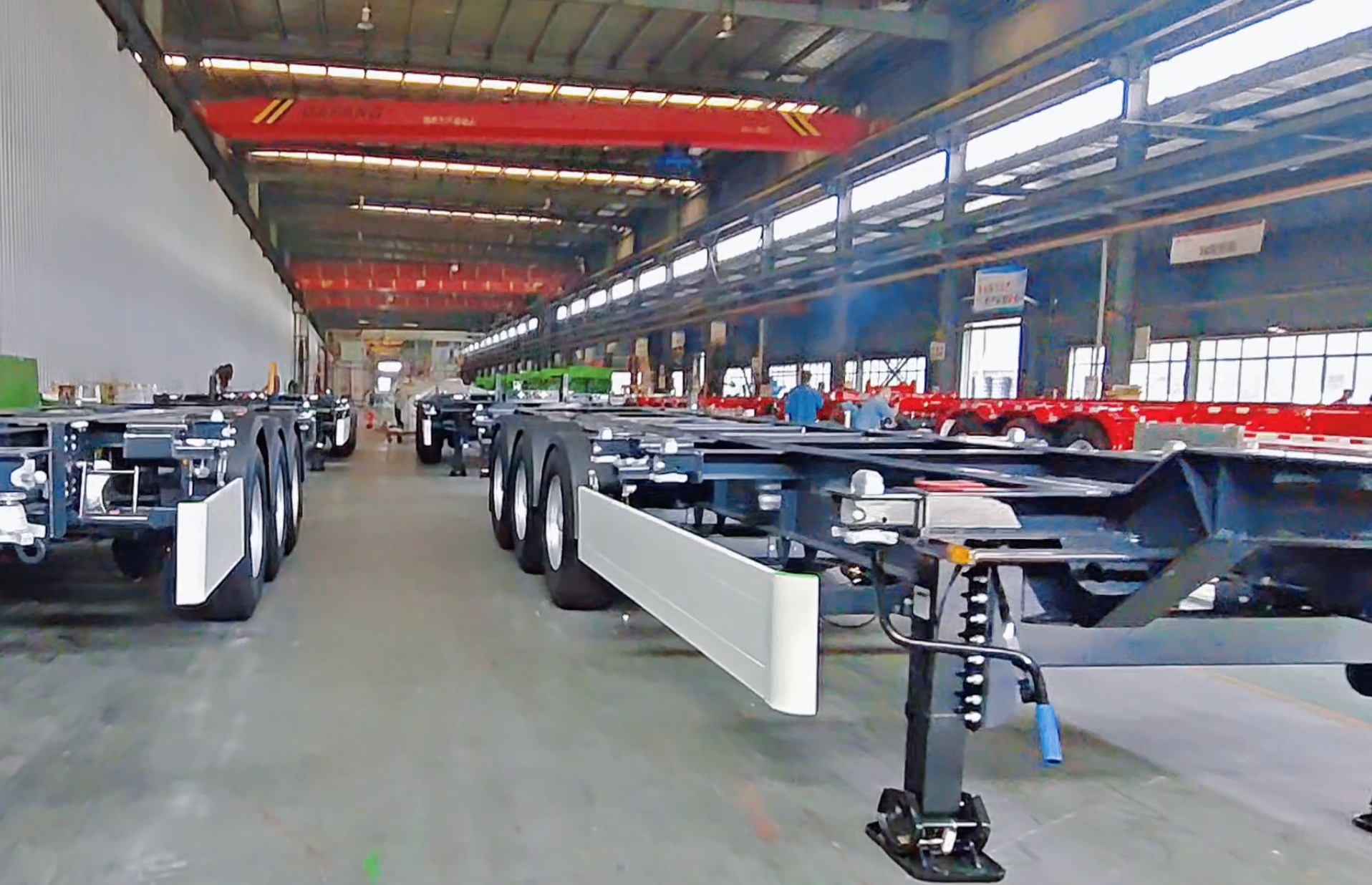 Zhumadian's Guangda Hongyuan Multifunctional Skeleton Semi-Trailer Exports to Europe