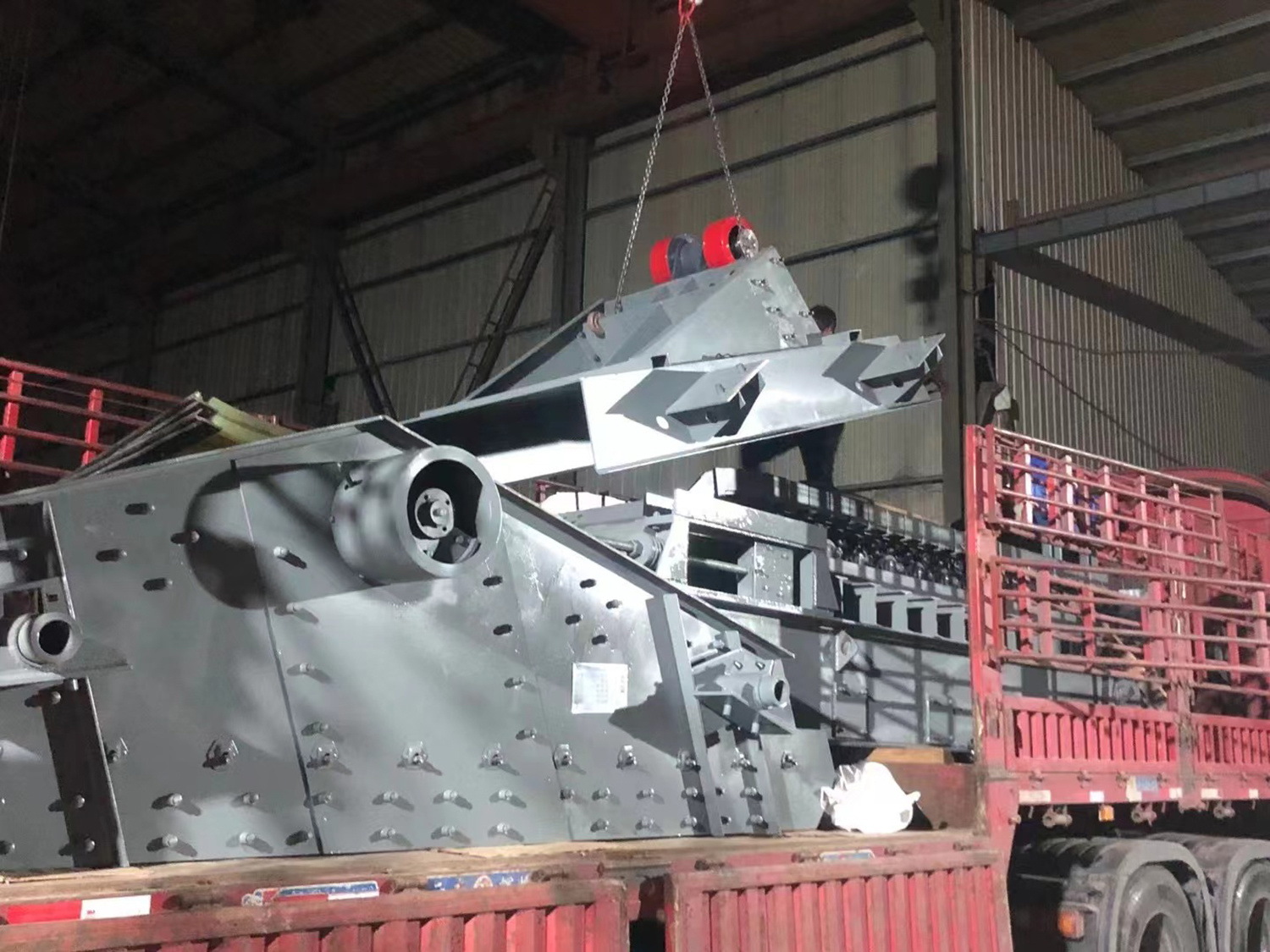 Loading of circular vibrating screen and chain plate machine Loading of circular vibrating screen and chain plate machine