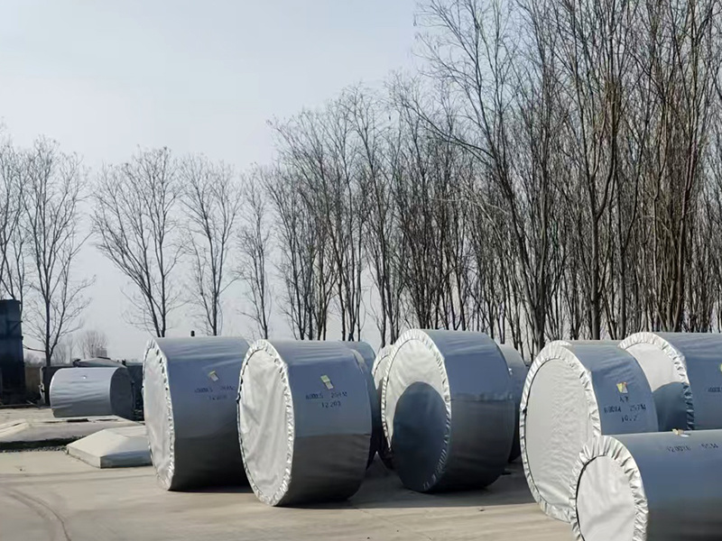 Large inclination conveyor belt joint pay attention to method