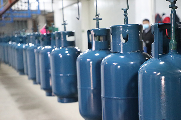 Common helium leak detection methods for helium mass spectrometer leak detectors include the helium hood method and the spraying method