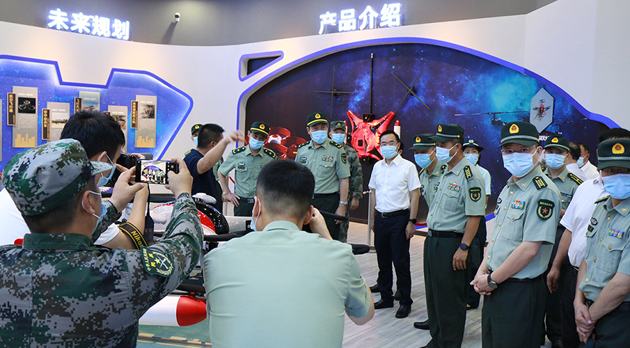 重庆警备区领导参观中岳航空实战演练