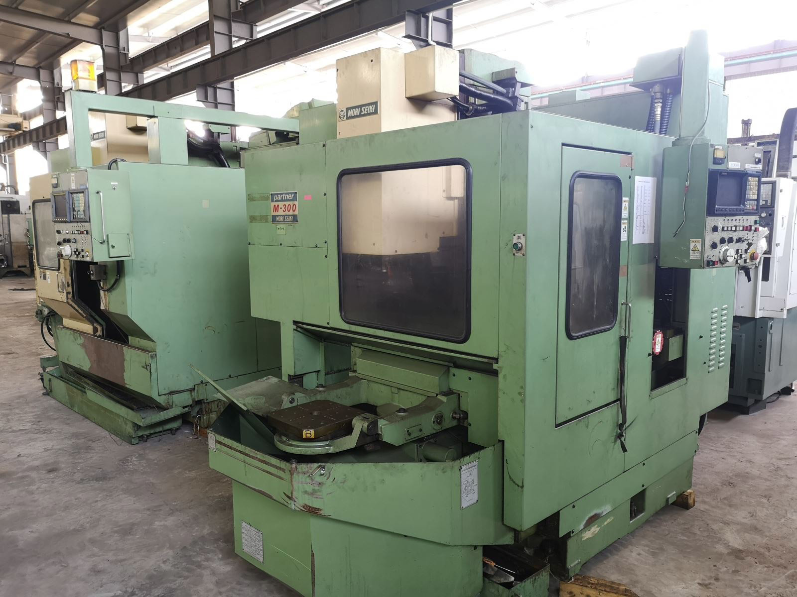 Vertical four-axis machining center (optical machine)