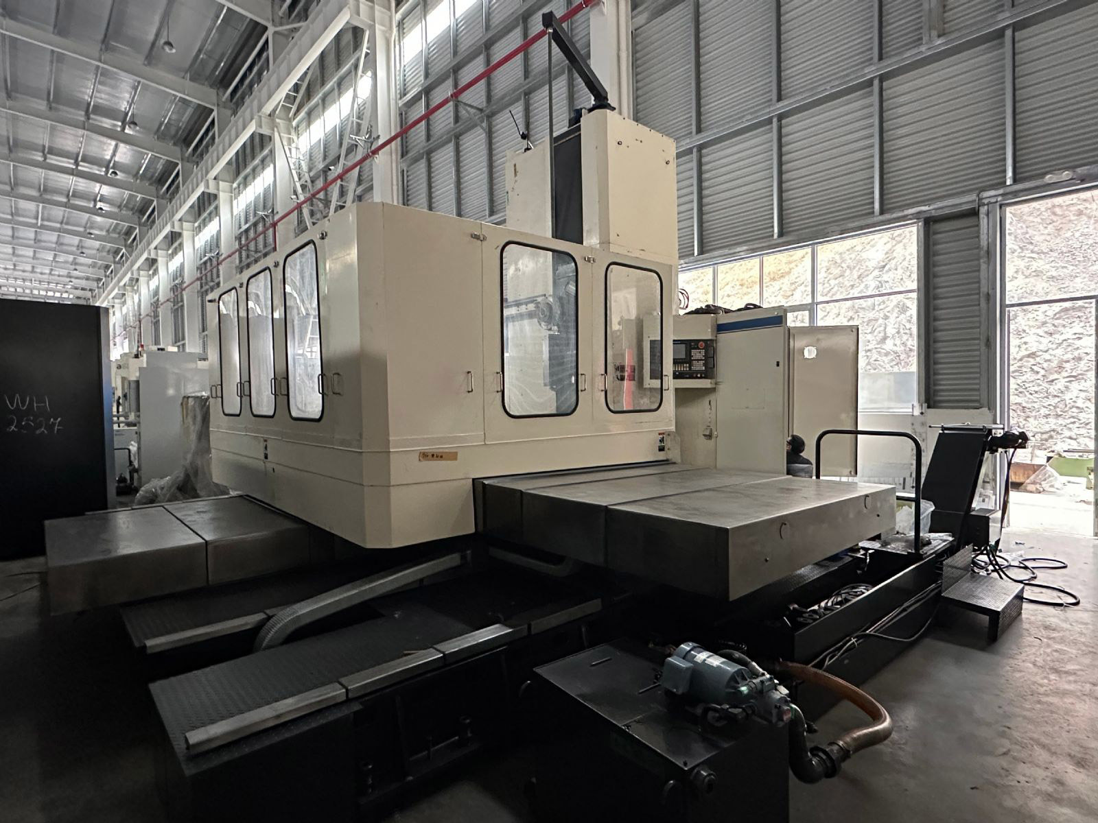 Boring and milling machining center