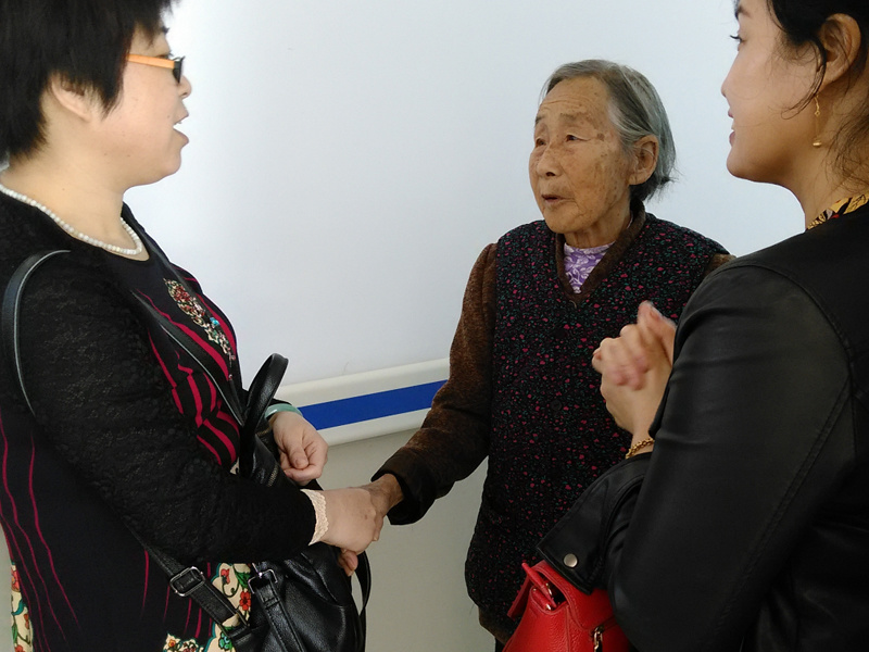 老人依依不舍送别爱心人士