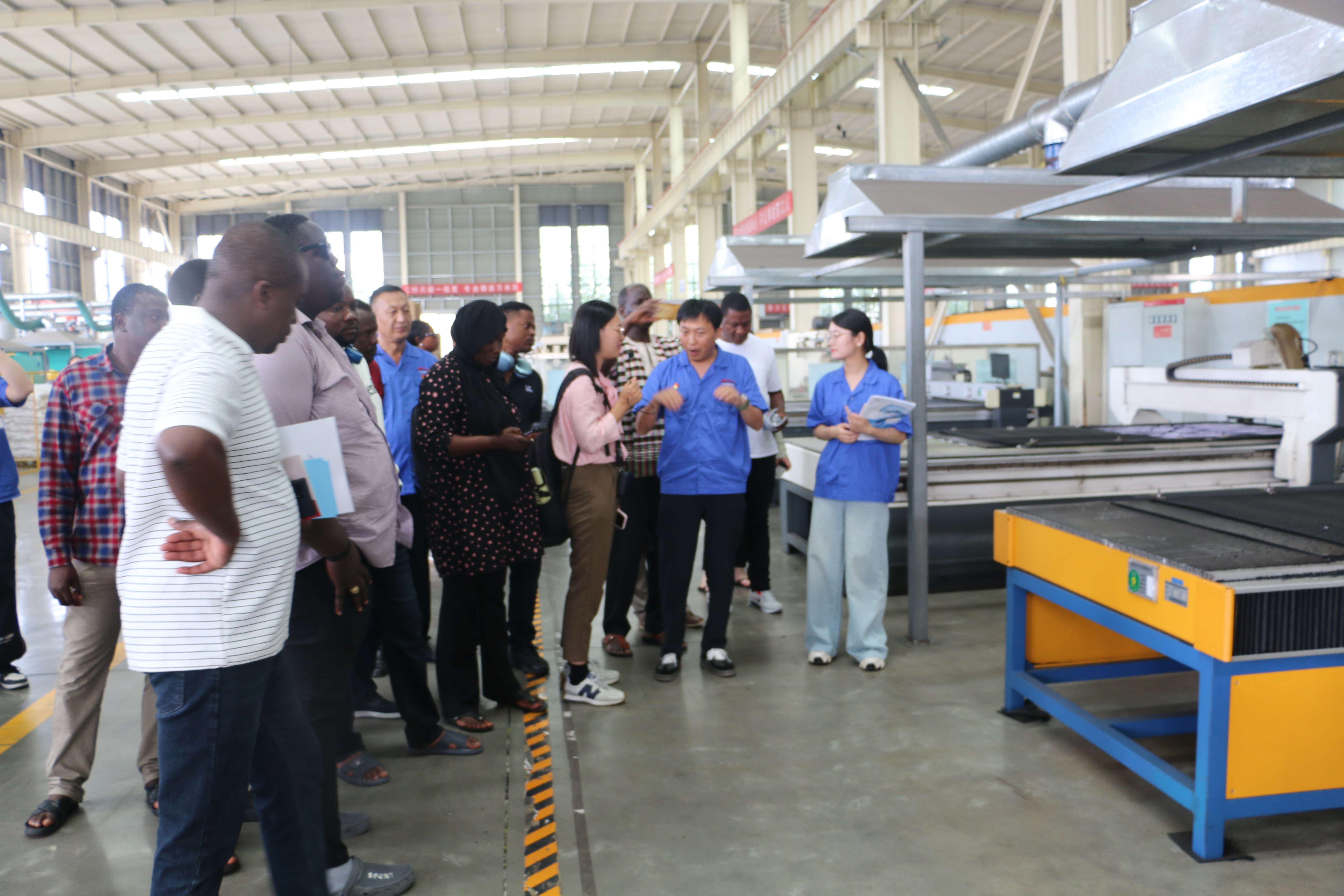 Technical discussion between Henan Xinda engineers and foreign delegates about CRCC certified elastic rail spikes.