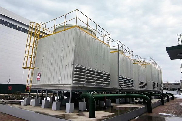 What are the construction and installation requirements for counter current cooling towers?