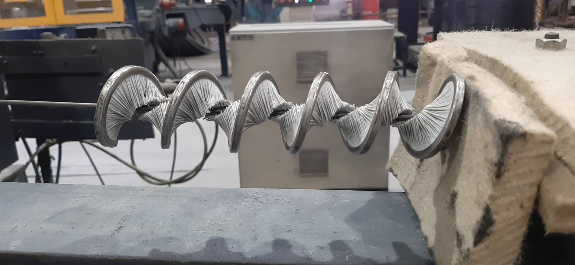 Spiral brushes for wire descaling