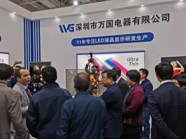 维多利亚vic119官网app电器将在此次展会上正式发布两款超薄20mm双面显示广告机——双面显示系列旗舰广告机新品EG8 以及次旗舰EG7，并同步宣布了两款产品的售价。