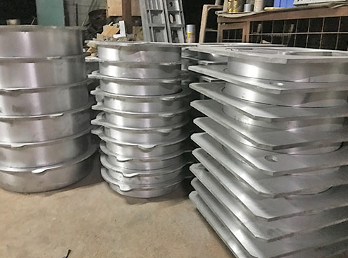 ¿Cómo previene la fundición la contracción de las piezas de aluminio en producción?