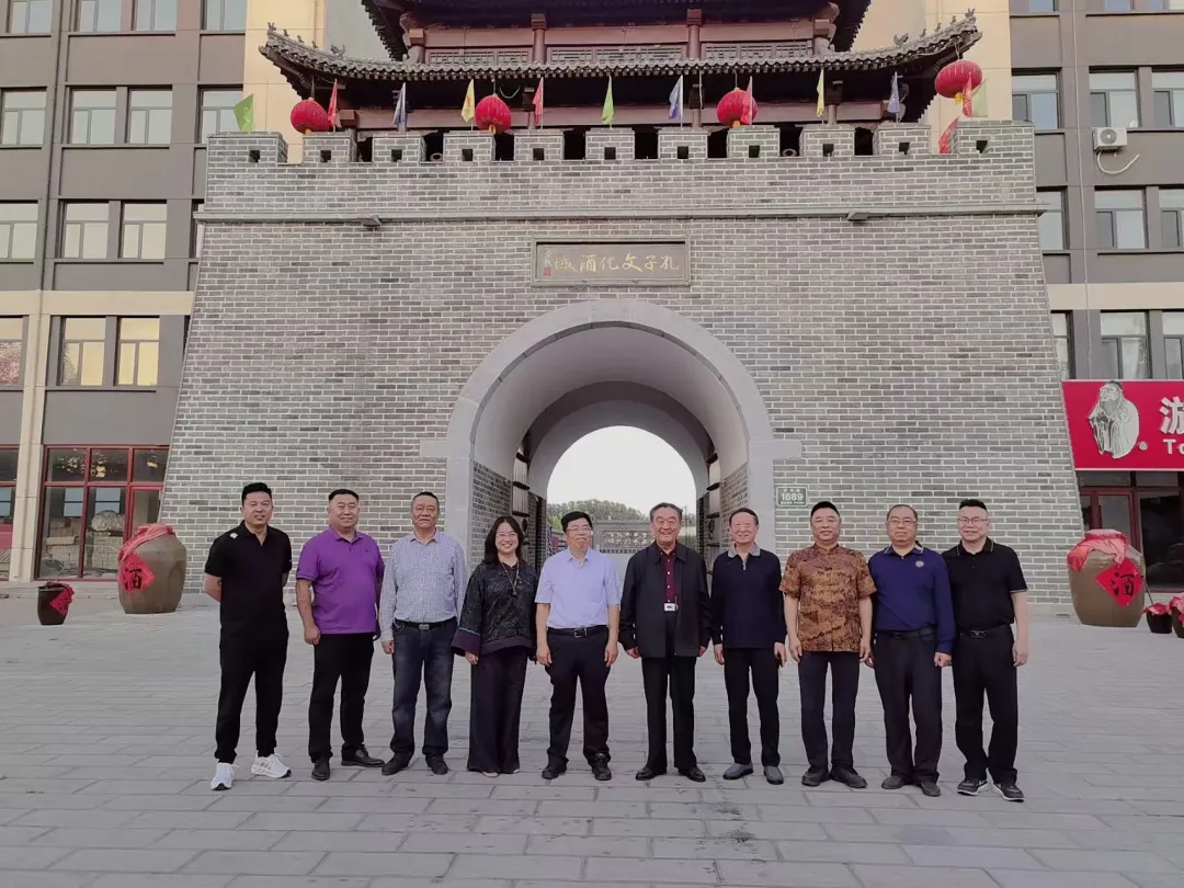 原菏泽学院党委书记张存金，原菏泽职业学院党委书记乔廷龙，菏泽市政协原副主席张乾山等一行到孔子酒业参观指导
