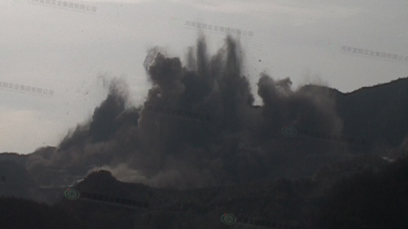 洛鉬集團(tuán)15000td露采擴(kuò)建工程第一次大爆破工程