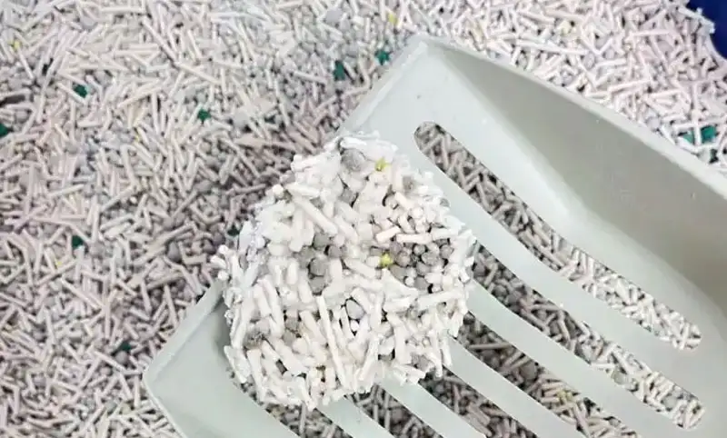 Can cat litter be mixed with soil for flowers?